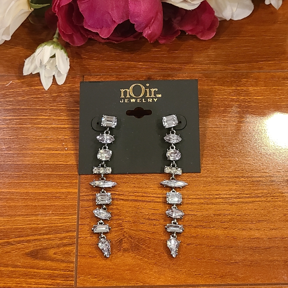 nOir Dangling Earrings